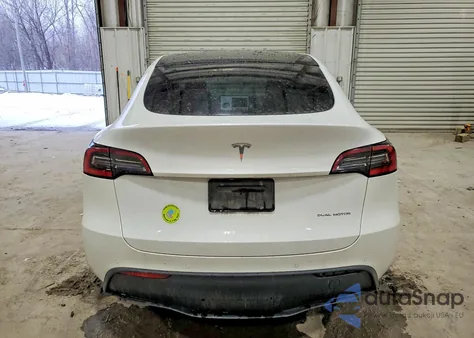 2021 Tesla Model Y z USA, uszkodzony, nr VIN 5YJYGDEE8MF100557